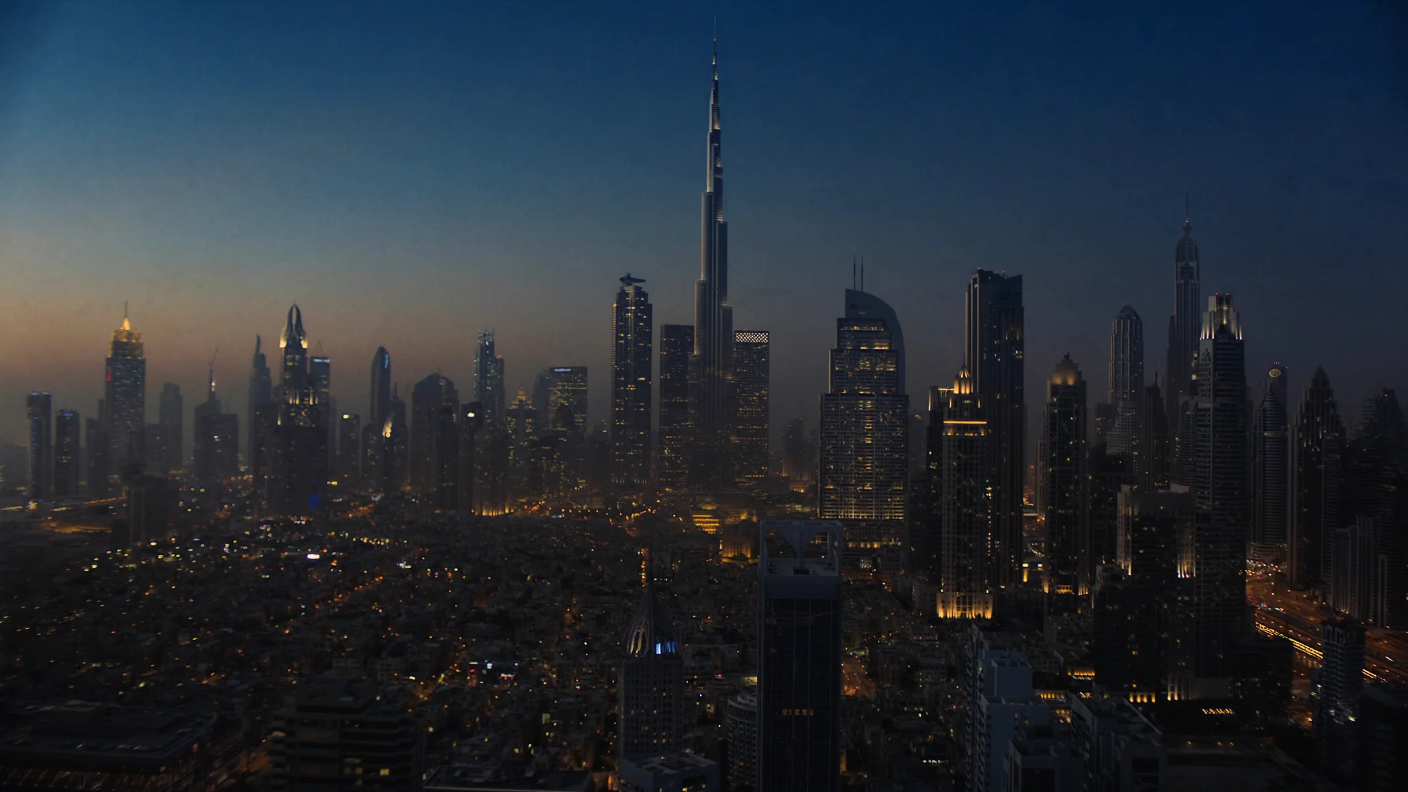Dubai Skyline mit Burj Khalifa in der Abenddämmerung