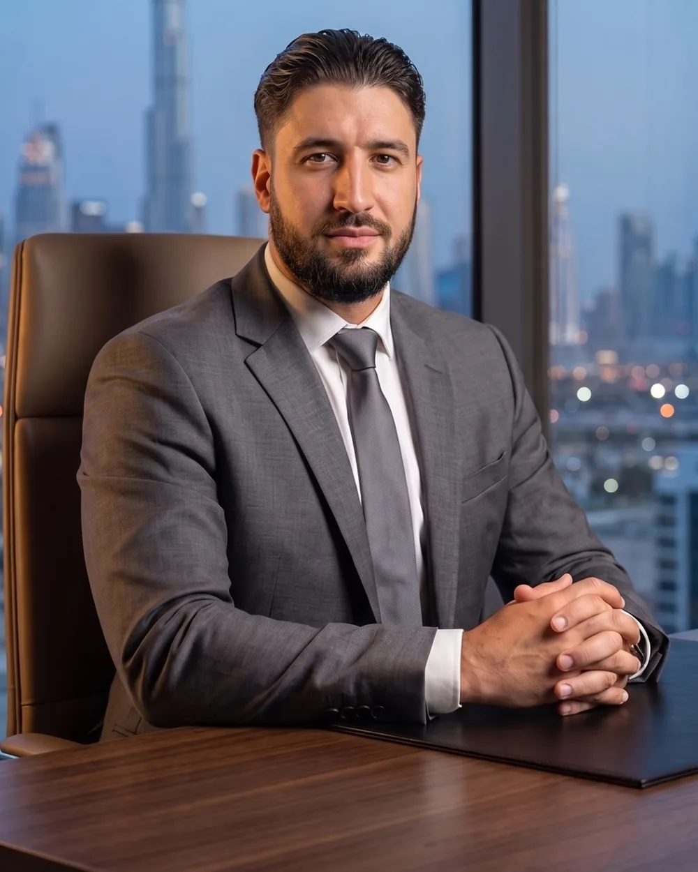 Metin, Geschäftsführer von Buchhaltung Dubai, im Anzug vor der Skyline von Dubai